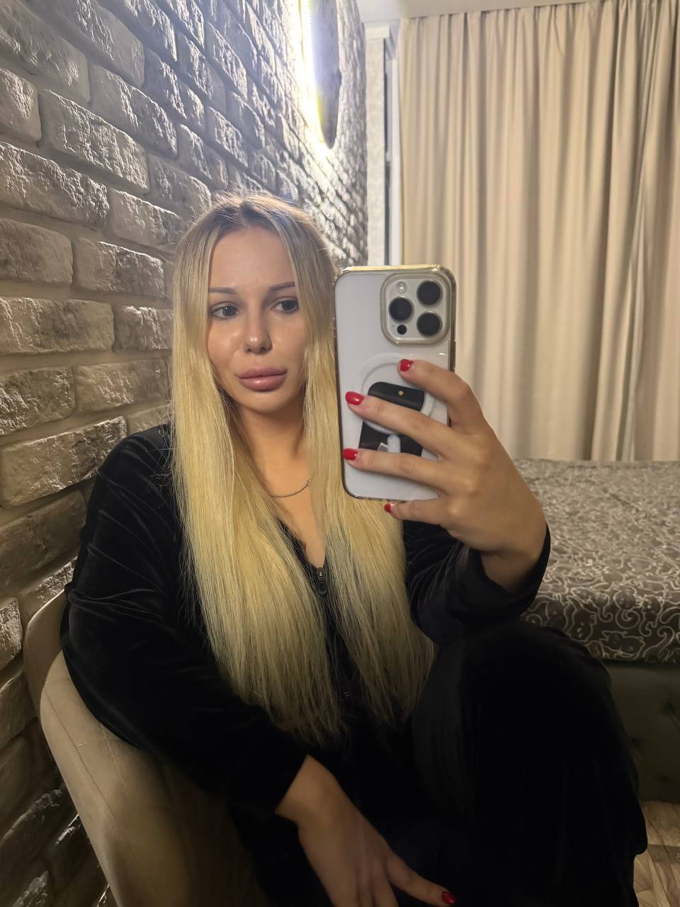 Профессионалка Alina с 3 размером груди сделает с удовольствием эротический массаж и позовет в гости в Любой район